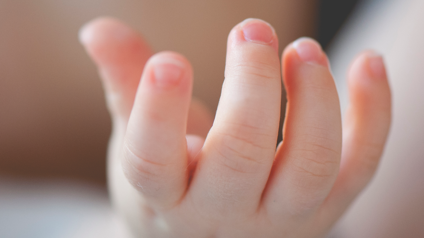 Detalle mano bebé Mundopeke